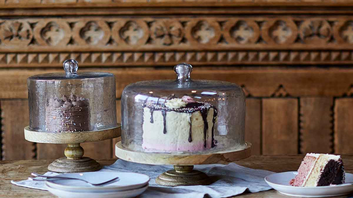 Home is Where the Bake Is: Summer Cakes & Cosy Touches - Angela Reed