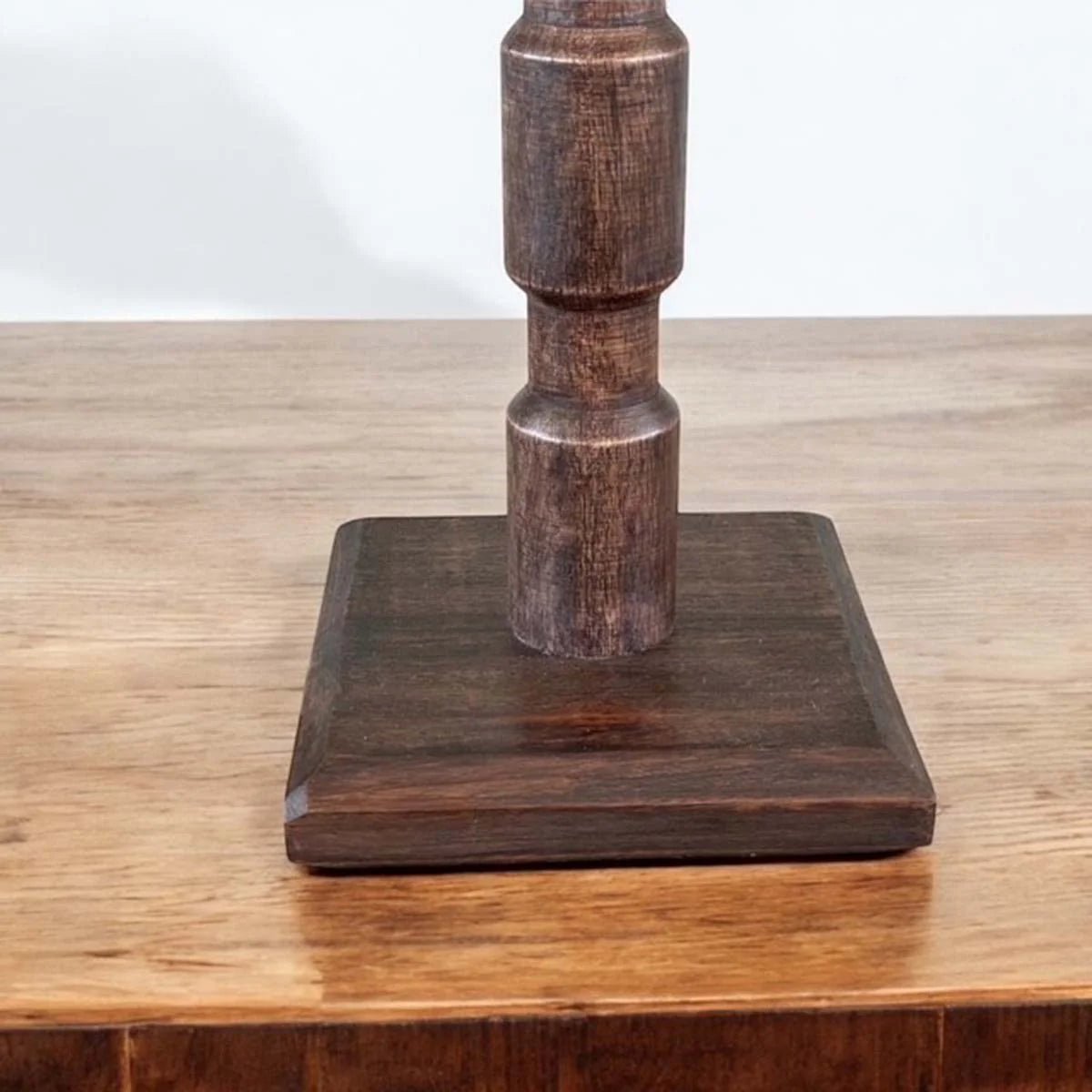 Gustav table lamp with natural shade