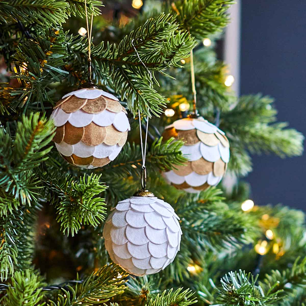 Paper Scallop Bauble, White and Gold, 5cm