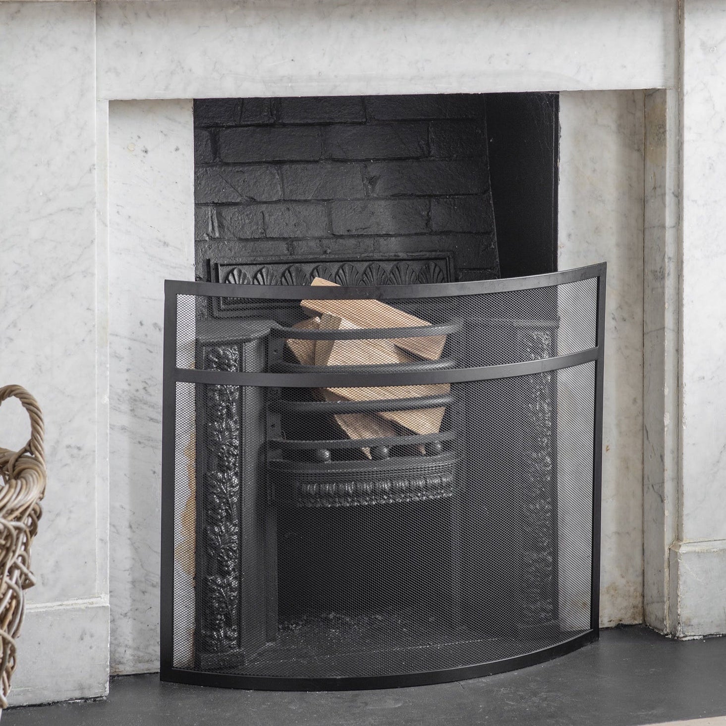 Bretforton Firescreen in Black, Small