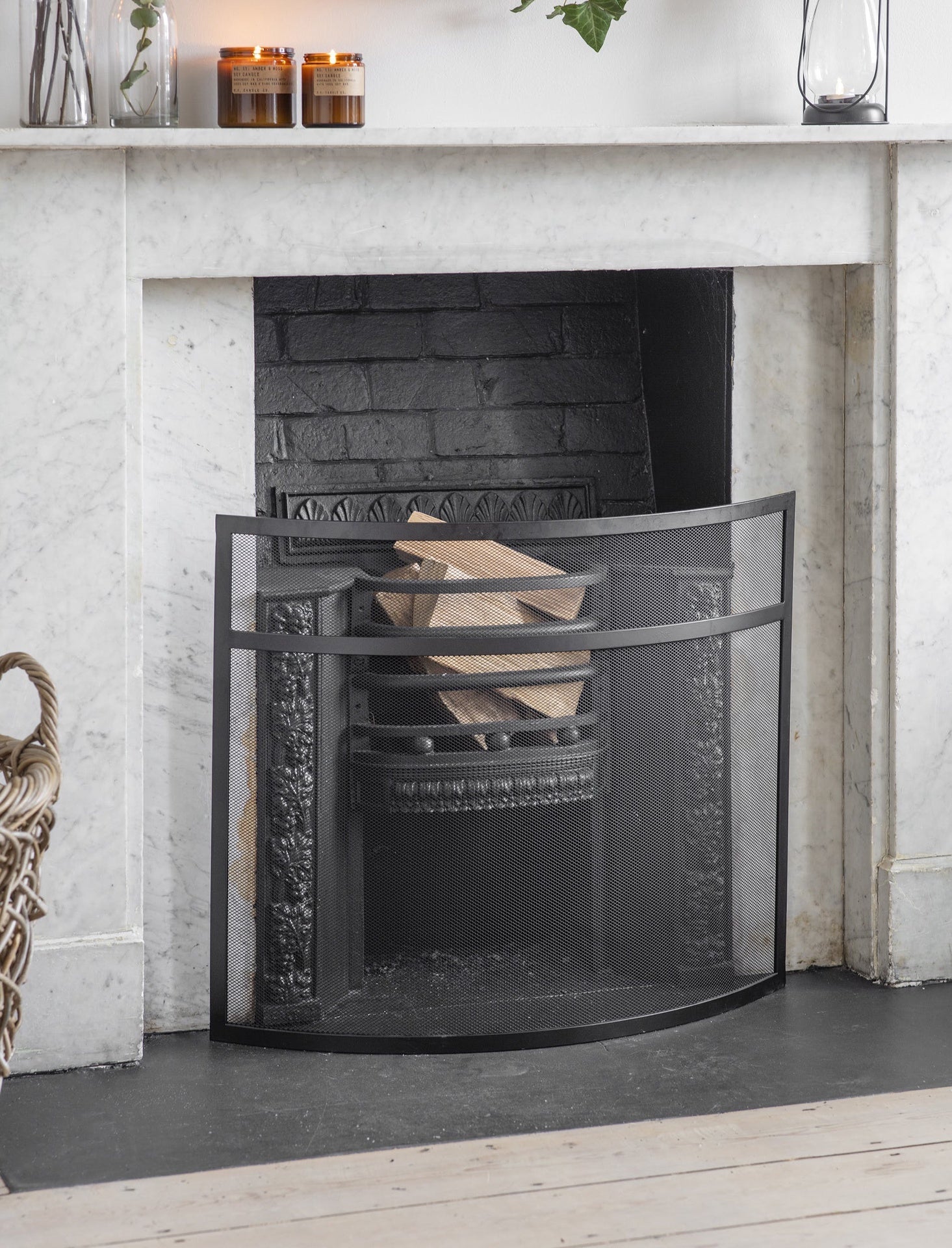 Bretforton Firescreen in Black, Small