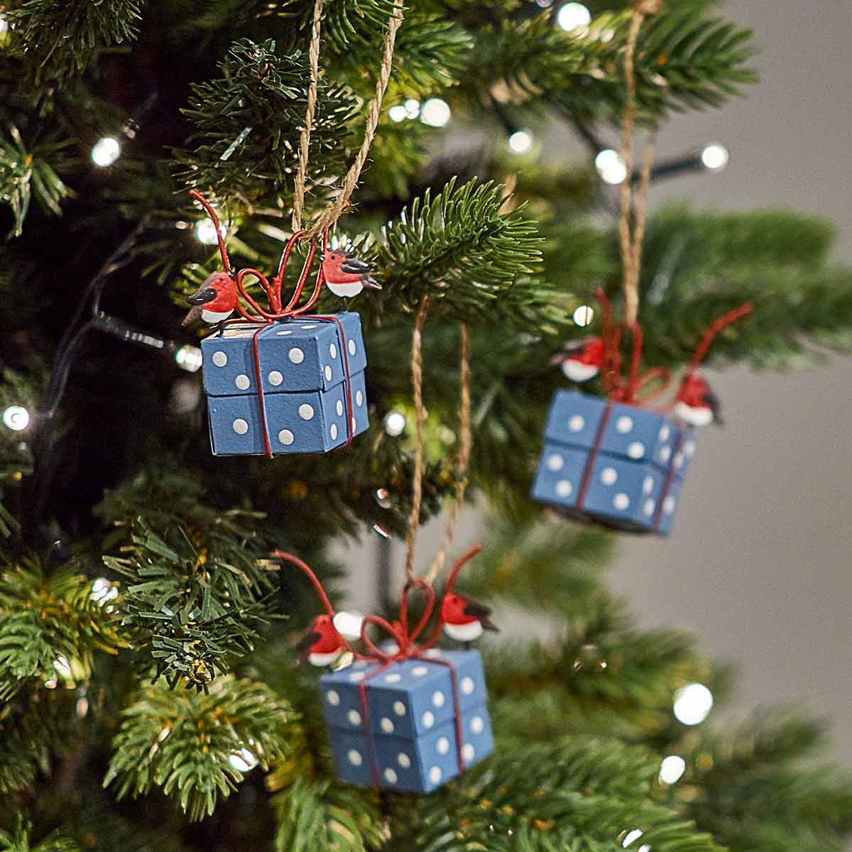 Robins tying parcel, Blue