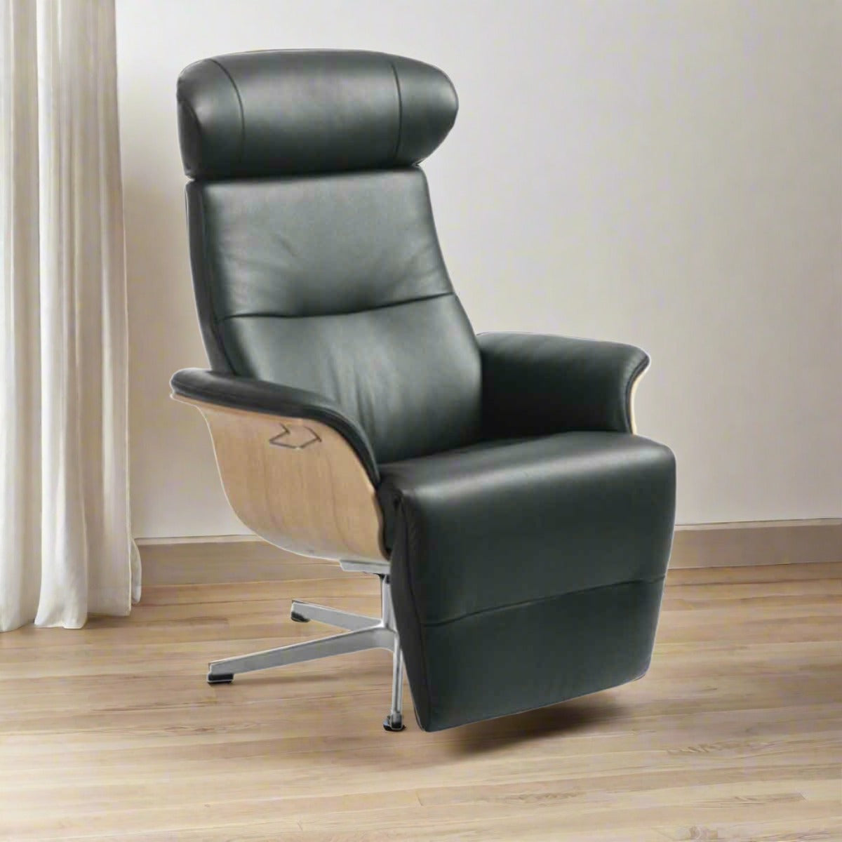 Timeout Reclining Chair in Leather with Built-in Footrest Fantasy Cement / Oak Stained Oak / Aluminium,Fantasy Cement / Oak Stained Oak / Black,Fantasy Cement / Black Stained Oak / Aluminium,Fantasy Cement / Black Stained Oak / Black,Fantasy Cement / Walnut Stained Oak / Aluminium,Fantasy Cement / Walnut Stained Oak / Black,Fantasy Cement / Untreated Oak / Aluminium,Fantasy Cement / Untreated Oak / Black,Fantasy Congnac / Oak Stained Oak / Aluminium,Fantasy Congnac / Oak Stained Oak / Black,Fantasy Congnac