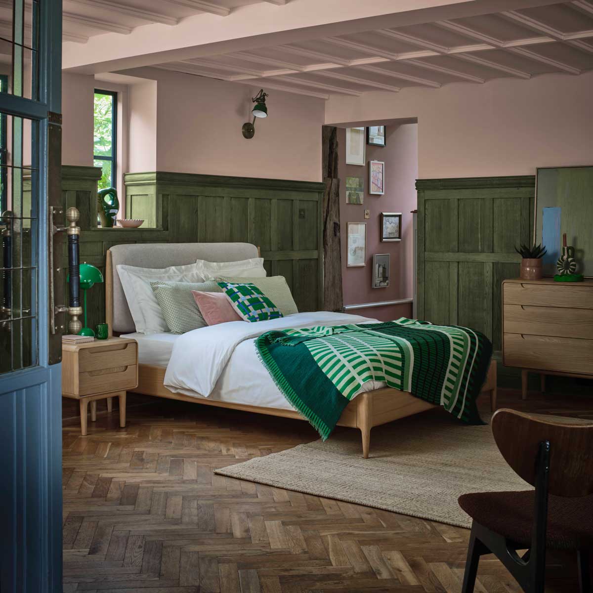 Winchester Bedstead Double (4'6"),King (5'),Super King (6')